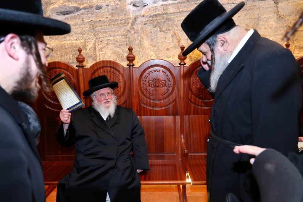 הרבי מסאסוב קרא פרשת המן וערך טיש עם חסידיו הרבי מסאסוב קרא פרשת המן וערך טיש עם חסידיו