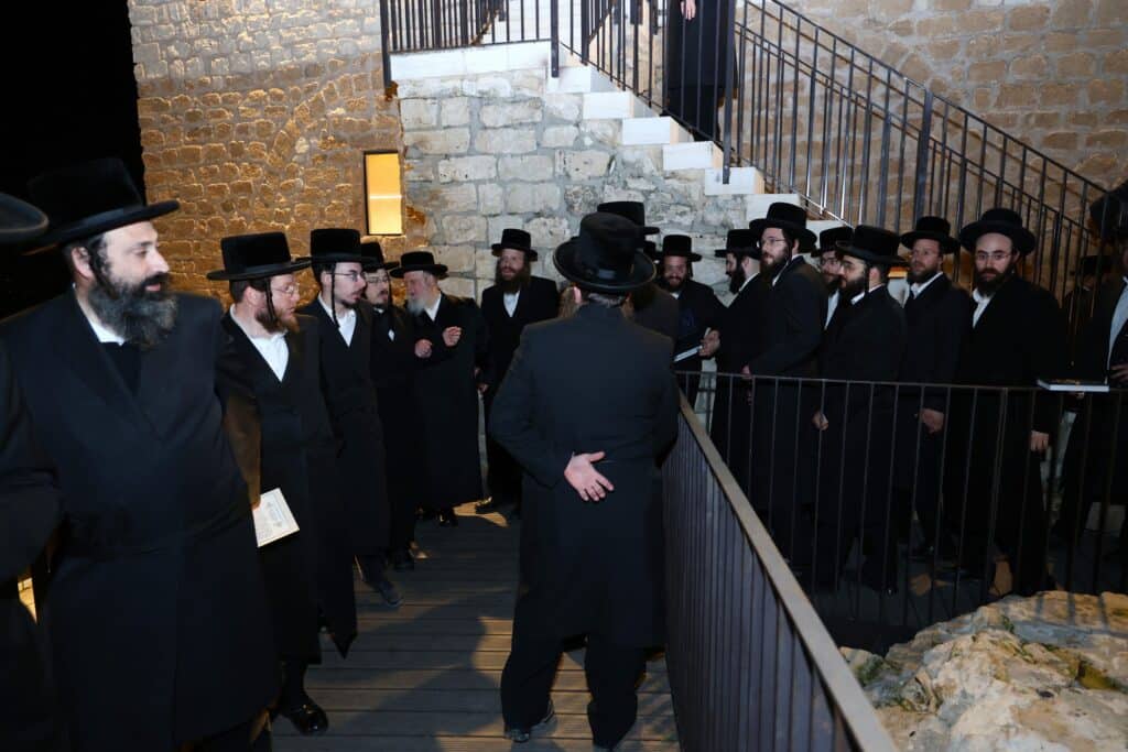 הרבי מסאסוב קרא פרשת המן וערך טיש עם חסידיו הרבי מסאסוב קרא פרשת המן וערך טיש עם חסידיו