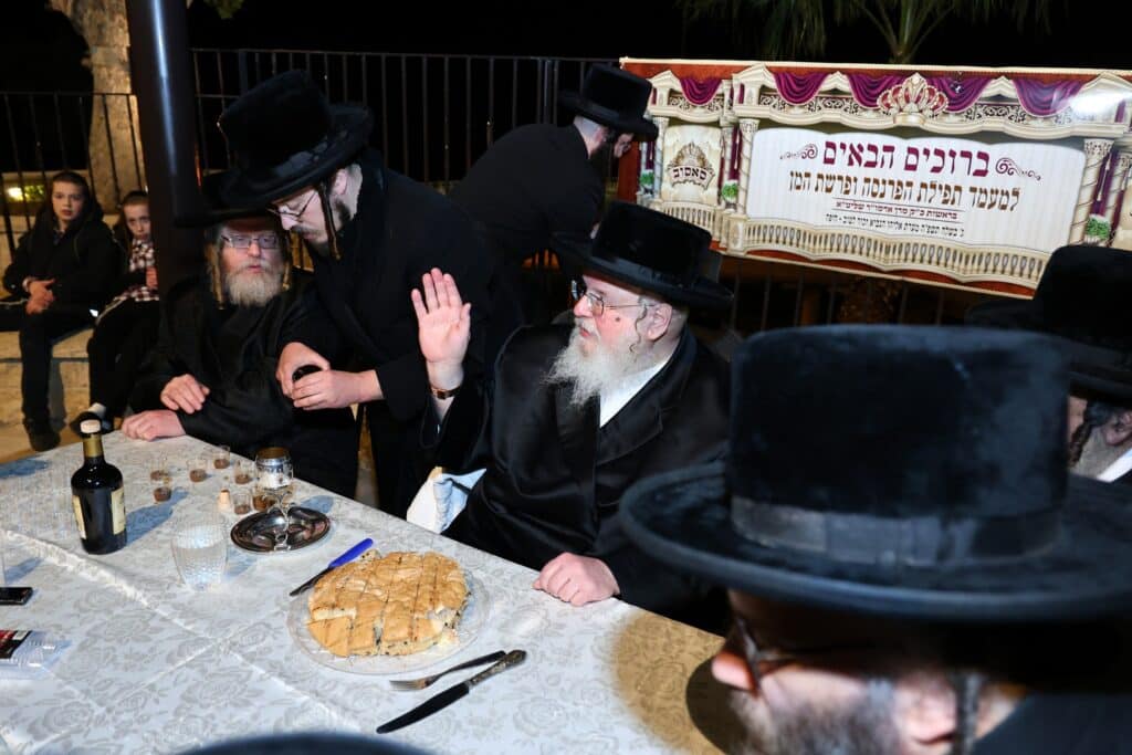 הרבי מסאסוב קרא פרשת המן וערך טיש עם חסידיו הרבי מסאסוב קרא פרשת המן וערך טיש עם חסידיו