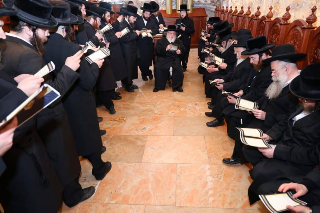 הרבי מסאסוב קרא פרשת המן וערך טיש עם חסידיו הרבי מסאסוב קרא פרשת המן וערך טיש עם חסידיו