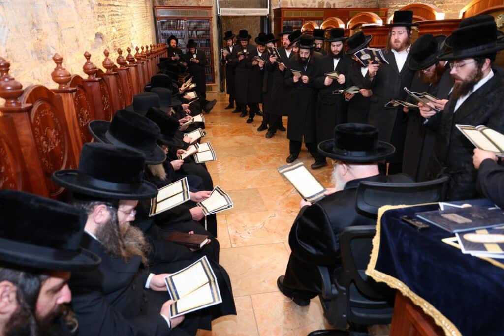 הרבי מסאסוב קרא פרשת המן וערך טיש עם חסידיו הרבי מסאסוב קרא פרשת המן וערך טיש עם חסידיו