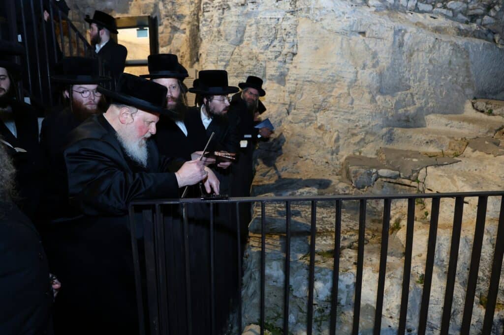 הרבי מסאסוב קרא פרשת המן וערך טיש עם חסידיו הרבי מסאסוב קרא פרשת המן וערך טיש עם חסידיו