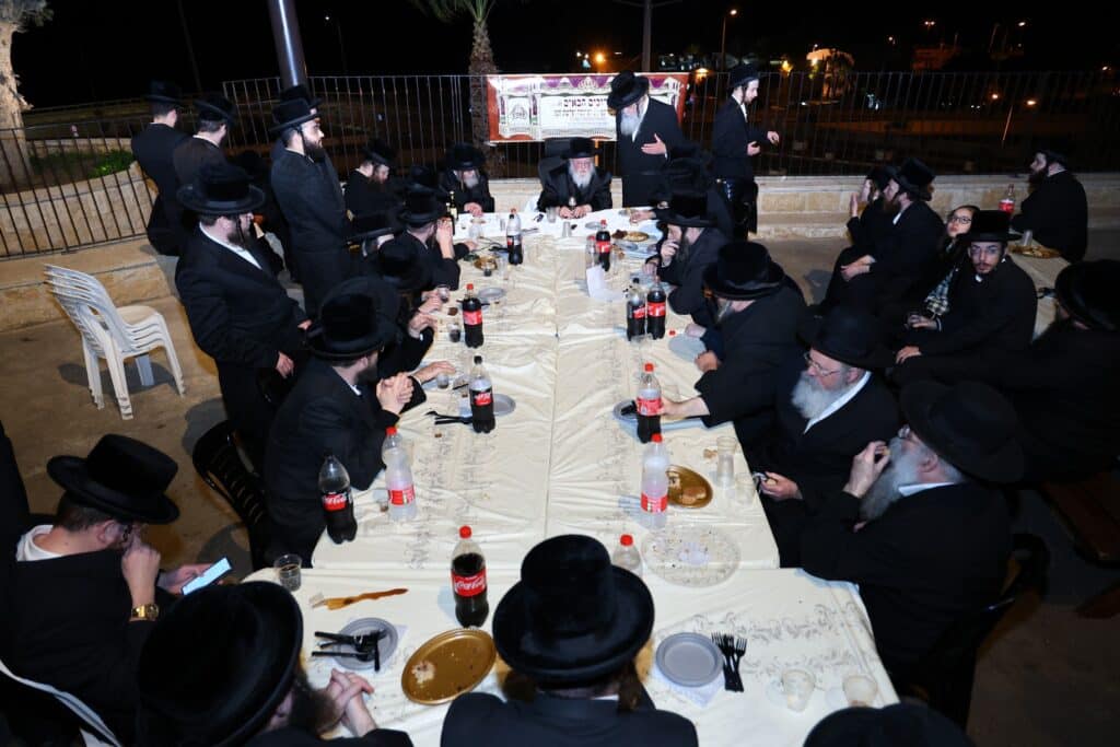 הרבי מסאסוב קרא פרשת המן וערך טיש עם חסידיו הרבי מסאסוב קרא פרשת המן וערך טיש עם חסידיו