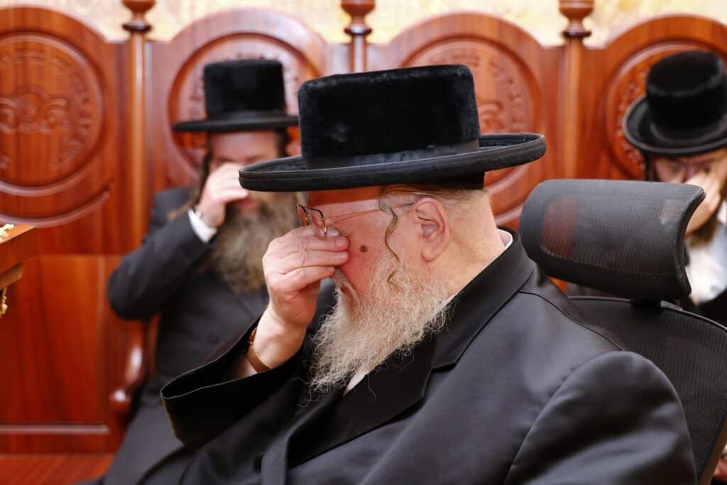 הרבי מסאסוב קרא פרשת המן וערך טיש עם חסידיו הרבי מסאסוב קרא פרשת המן וערך טיש עם חסידיו