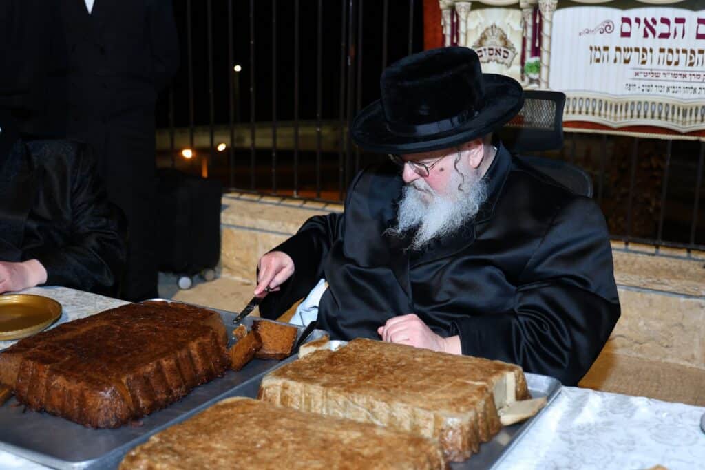 הרבי מסאסוב קרא פרשת המן וערך טיש עם חסידיו הרבי מסאסוב קרא פרשת המן וערך טיש עם חסידיו