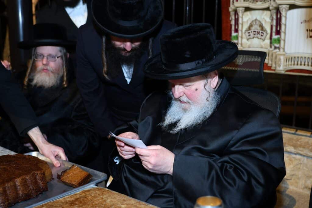 הרבי מסאסוב קרא פרשת המן וערך טיש עם חסידיו הרבי מסאסוב קרא פרשת המן וערך טיש עם חסידיו