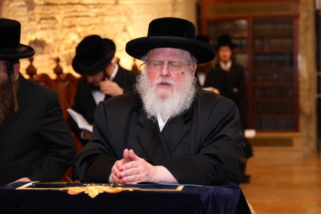 הרבי מסאסוב קרא פרשת המן וערך טיש עם חסידיו הרבי מסאסוב קרא פרשת המן וערך טיש עם חסידיו