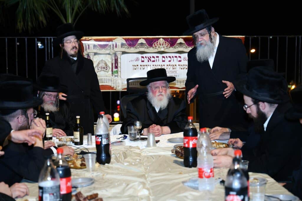 הרבי מסאסוב קרא פרשת המן וערך טיש עם חסידיו הרבי מסאסוב קרא פרשת המן וערך טיש עם חסידיו