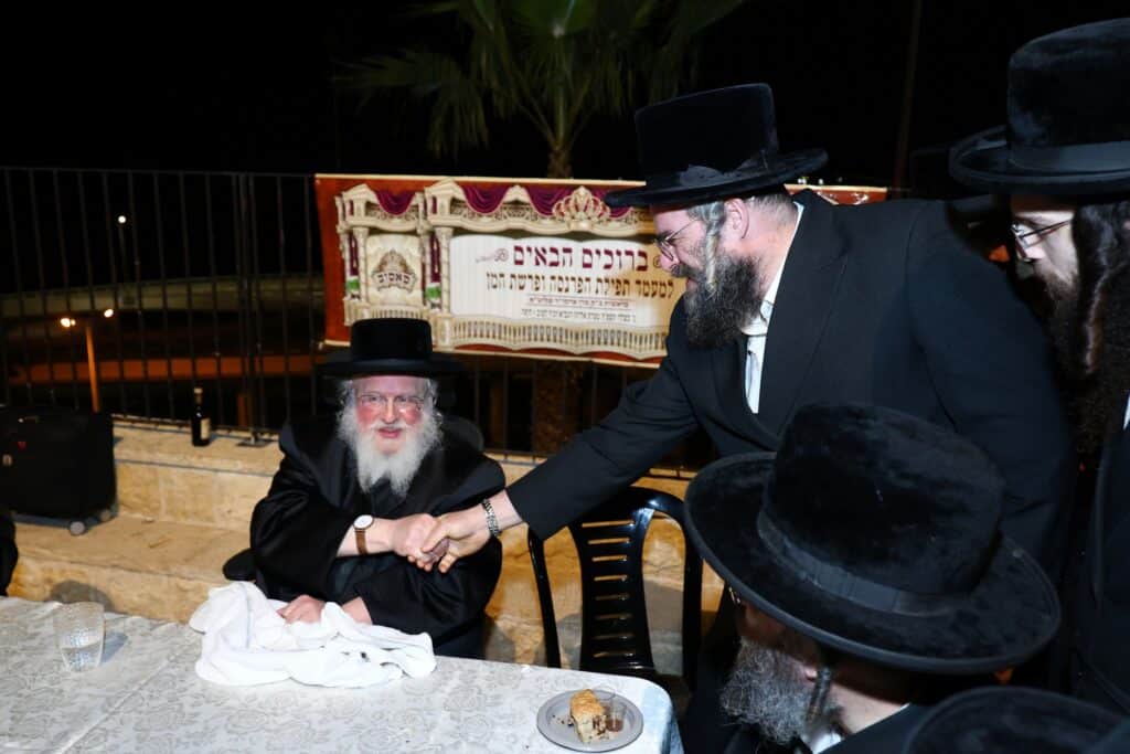 הרבי מסאסוב קרא פרשת המן וערך טיש עם חסידיו הרבי מסאסוב קרא פרשת המן וערך טיש עם חסידיו