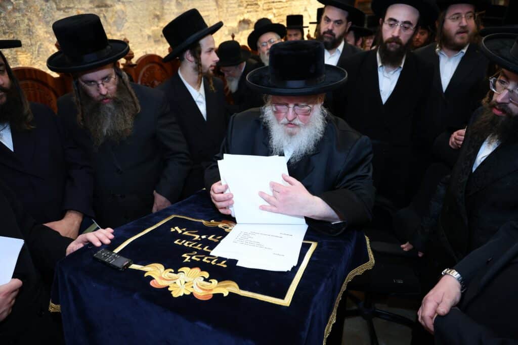 הרבי מסאסוב קרא פרשת המן וערך טיש עם חסידיו הרבי מסאסוב קרא פרשת המן וערך טיש עם חסידיו