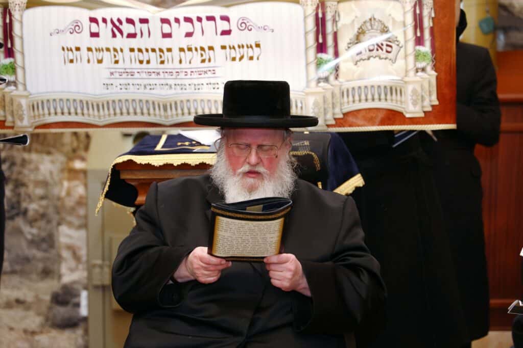 הרבי מסאסוב קרא פרשת המן וערך טיש עם חסידיו הרבי מסאסוב קרא פרשת המן וערך טיש עם חסידיו