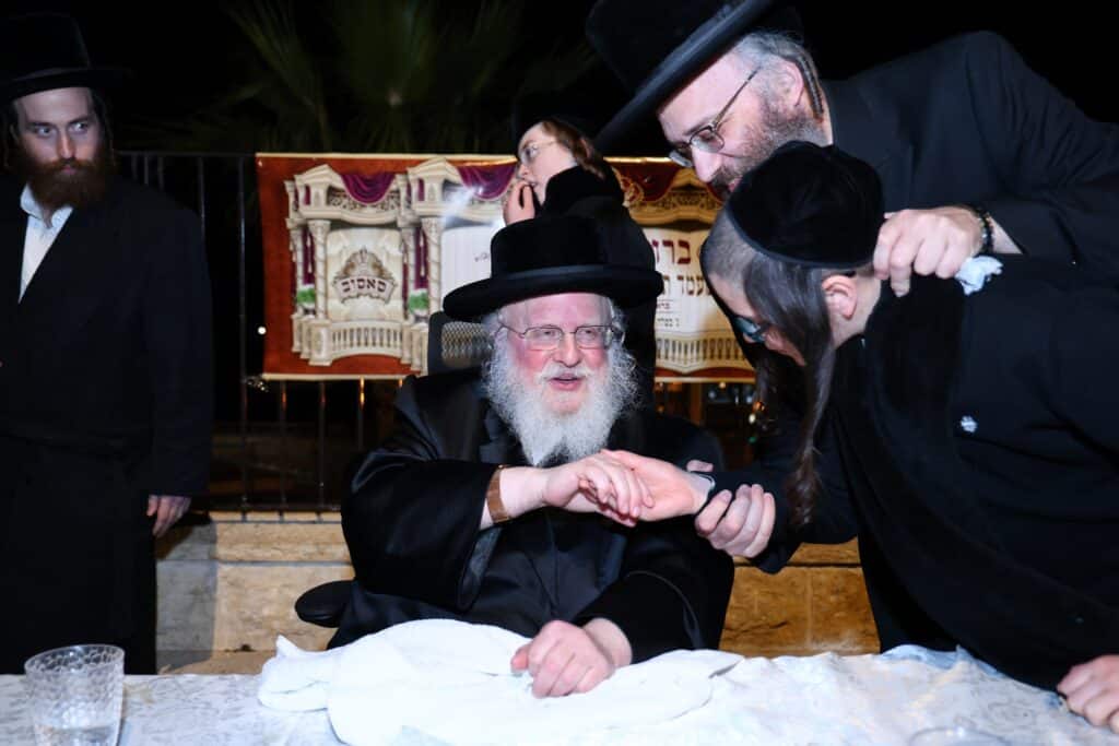 הרבי מסאסוב קרא פרשת המן וערך טיש עם חסידיו הרבי מסאסוב קרא פרשת המן וערך טיש עם חסידיו