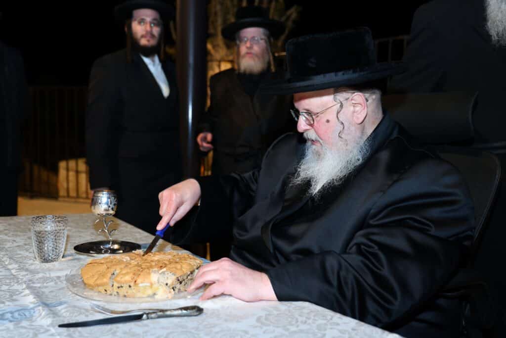 הרבי מסאסוב קרא פרשת המן וערך טיש עם חסידיו הרבי מסאסוב קרא פרשת המן וערך טיש עם חסידיו