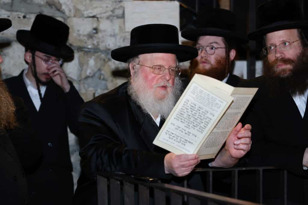 הרבי מסאסוב קרא פרשת המן וערך טיש עם חסידיו הרבי מסאסוב קרא פרשת המן וערך טיש עם חסידיו