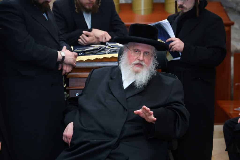 הרבי מסאסוב קרא פרשת המן וערך טיש עם חסידיו הרבי מסאסוב קרא פרשת המן וערך טיש עם חסידיו