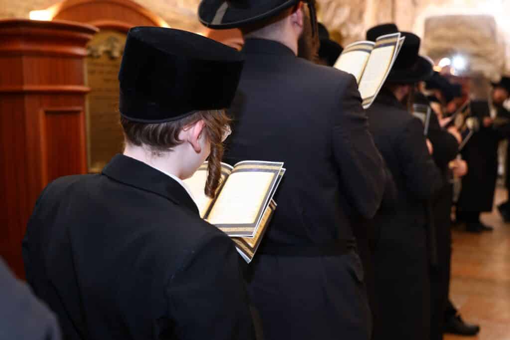 הרבי מסאסוב קרא פרשת המן וערך טיש עם חסידיו הרבי מסאסוב קרא פרשת המן וערך טיש עם חסידיו