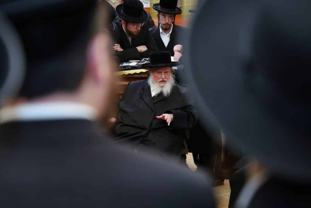 הרבי מסאסוב קרא פרשת המן וערך טיש עם חסידיו הרבי מסאסוב קרא פרשת המן וערך טיש עם חסידיו