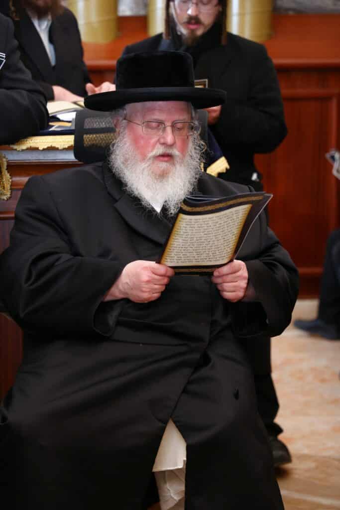 הרבי מסאסוב קרא פרשת המן וערך טיש עם חסידיו הרבי מסאסוב קרא פרשת המן וערך טיש עם חסידיו