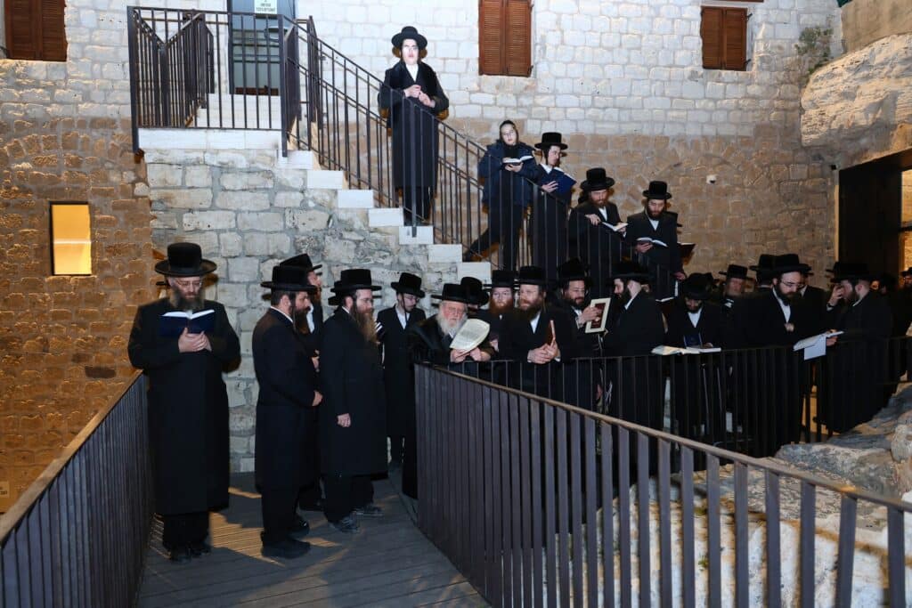 הרבי מסאסוב קרא פרשת המן וערך טיש עם חסידיו הרבי מסאסוב קרא פרשת המן וערך טיש עם חסידיו