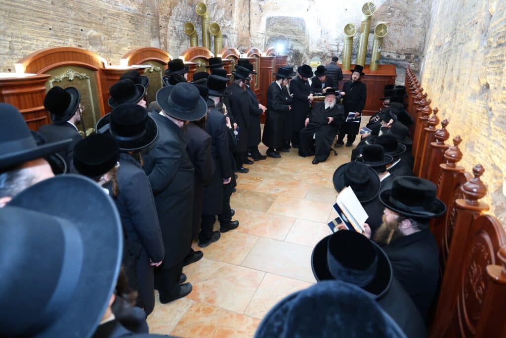 הרבי מסאסוב קרא פרשת המן וערך טיש עם חסידיו הרבי מסאסוב קרא פרשת המן וערך טיש עם חסידיו