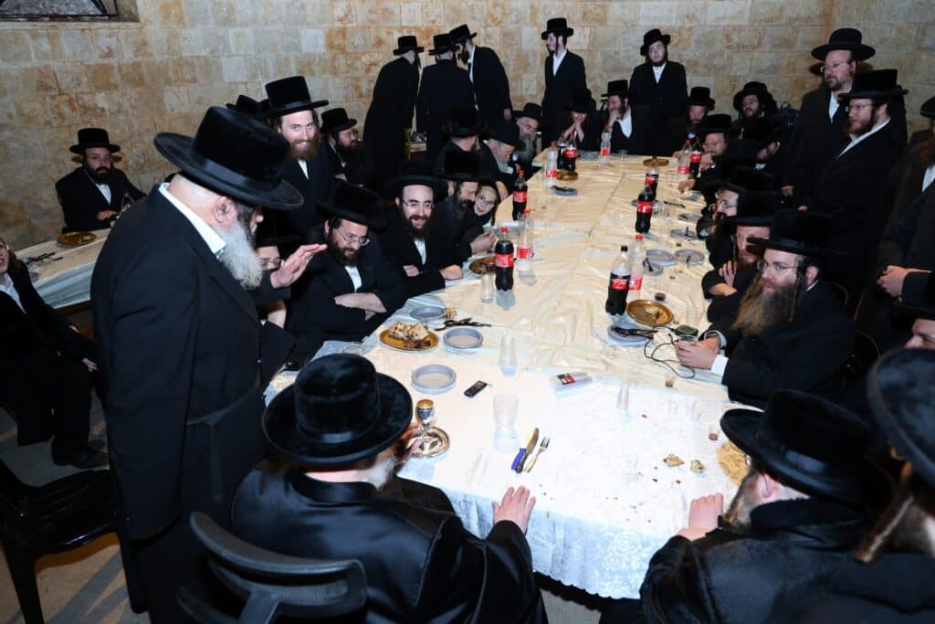 הרבי מסאסוב קרא פרשת המן וערך טיש עם חסידיו הרבי מסאסוב קרא פרשת המן וערך טיש עם חסידיו