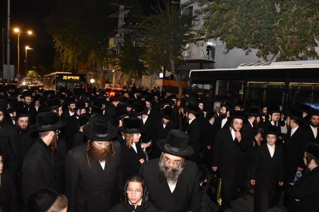 הקריעה וההספדים: הלוויית הרבנית גשטטנר אלמנת ה"להורות נתן"