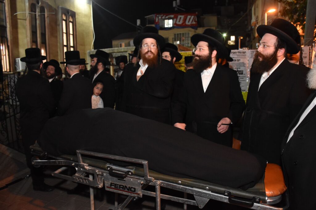 הקריעה וההספדים: הלוויית הרבנית גשטטנר אלמנת ה"להורות נתן"