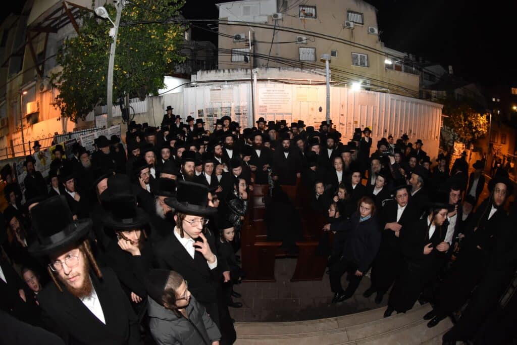 הקריעה וההספדים: הלוויית הרבנית גשטטנר אלמנת ה"להורות נתן"