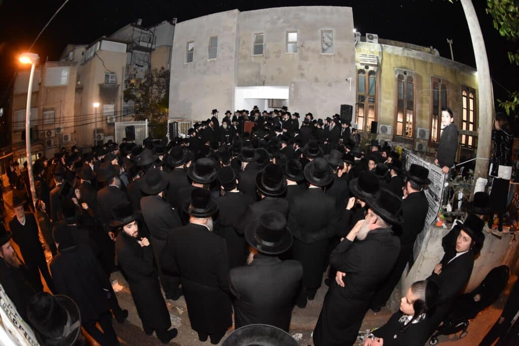 הקריעה וההספדים: הלוויית הרבנית גשטטנר אלמנת ה"להורות נתן"