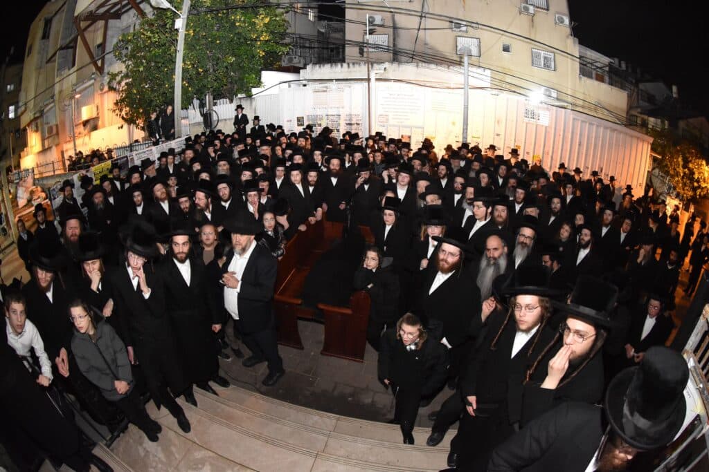 הקריעה וההספדים: הלוויית הרבנית גשטטנר אלמנת ה"להורות נתן"