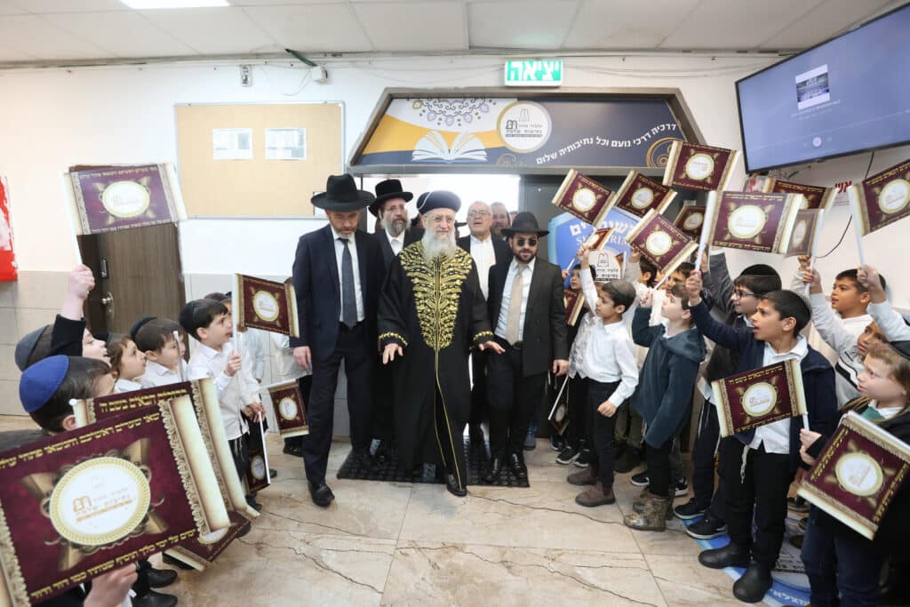 גלריה: הראשון לציון חילק פירות לילדי החינוך העצמאי