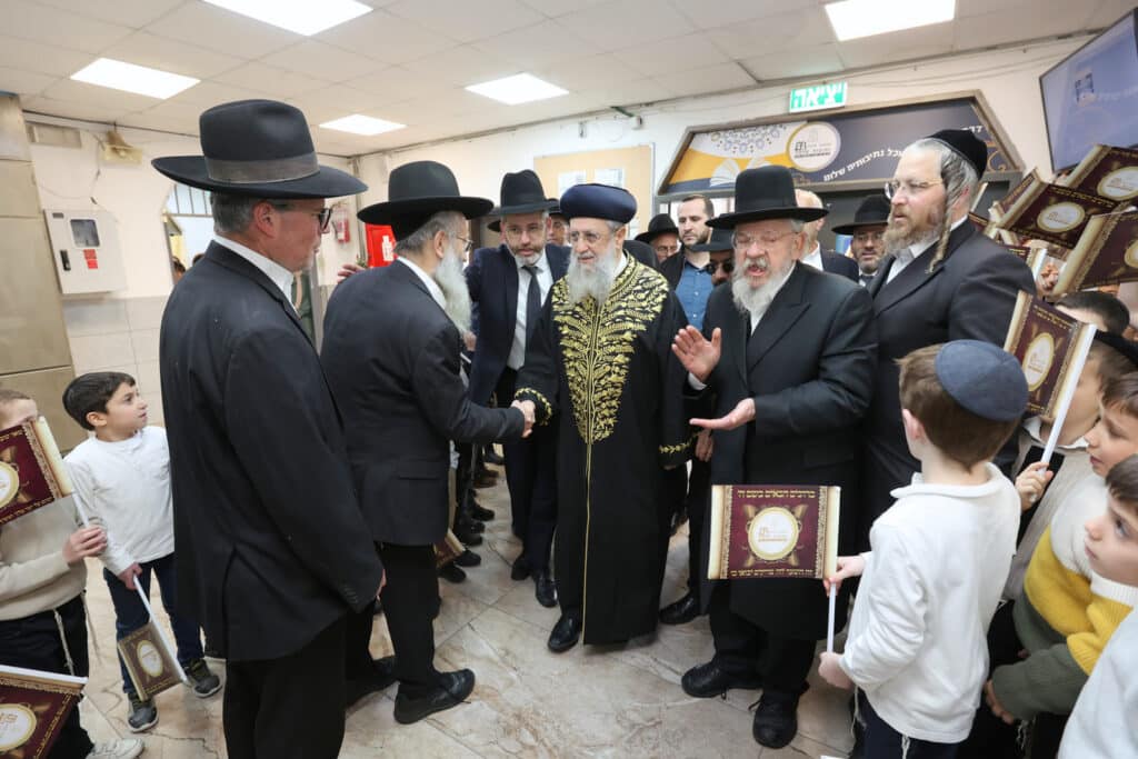 גלריה: הראשון לציון חילק פירות לילדי החינוך העצמאי