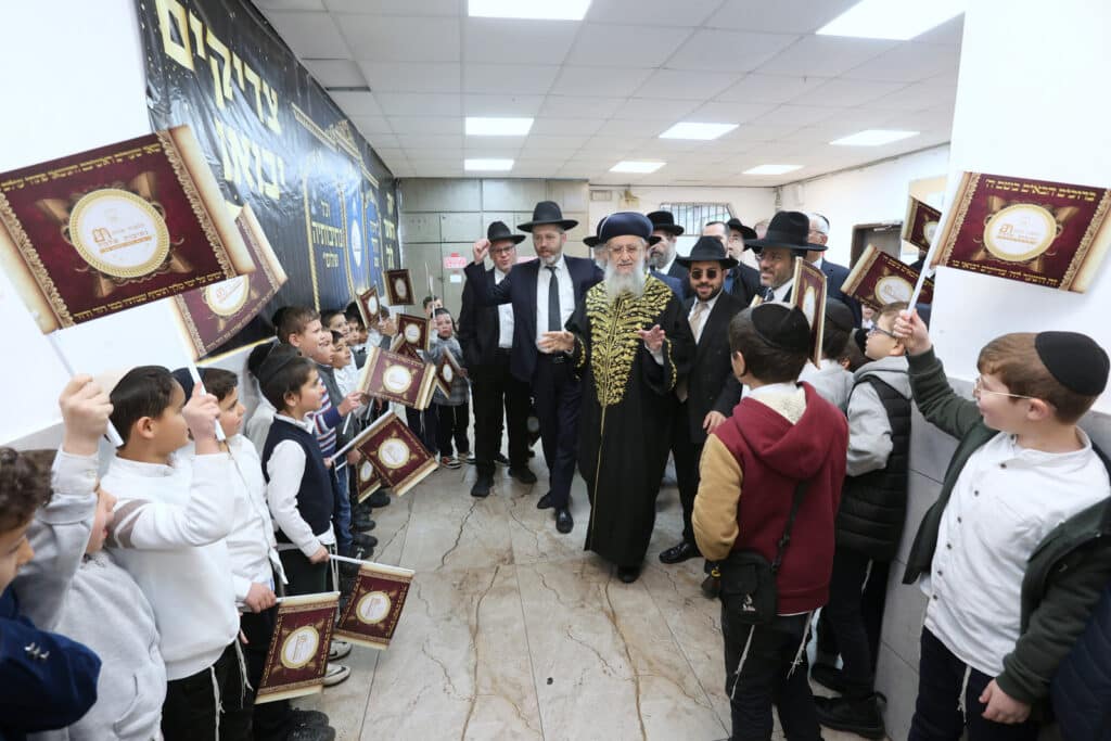 גלריה: הראשון לציון חילק פירות לילדי החינוך העצמאי