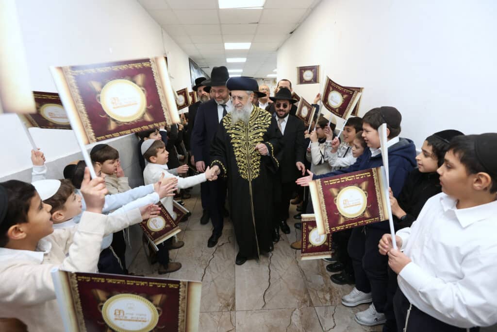 גלריה: הראשון לציון חילק פירות לילדי החינוך העצמאי