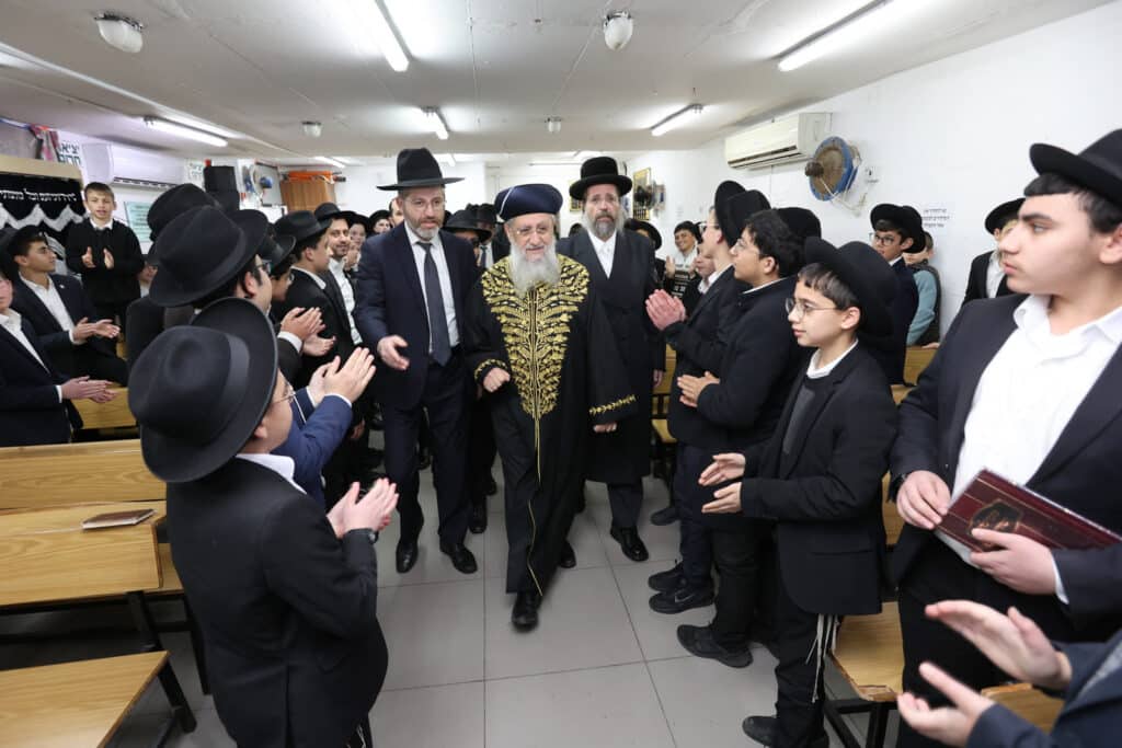 גלריה: הראשון לציון חילק פירות לילדי החינוך העצמאי