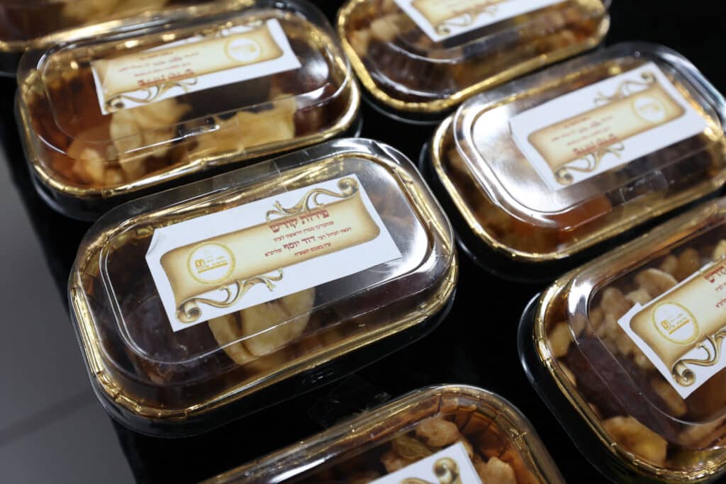 גלריה: הראשון לציון חילק פירות לילדי החינוך העצמאי