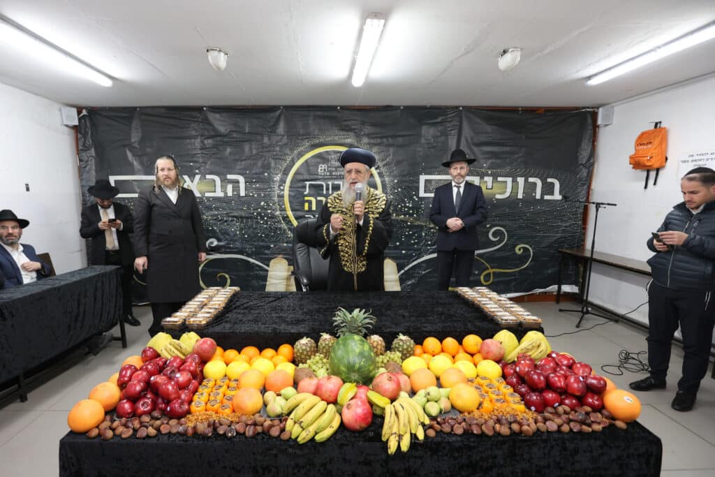 גלריה: הראשון לציון חילק פירות לילדי החינוך העצמאי