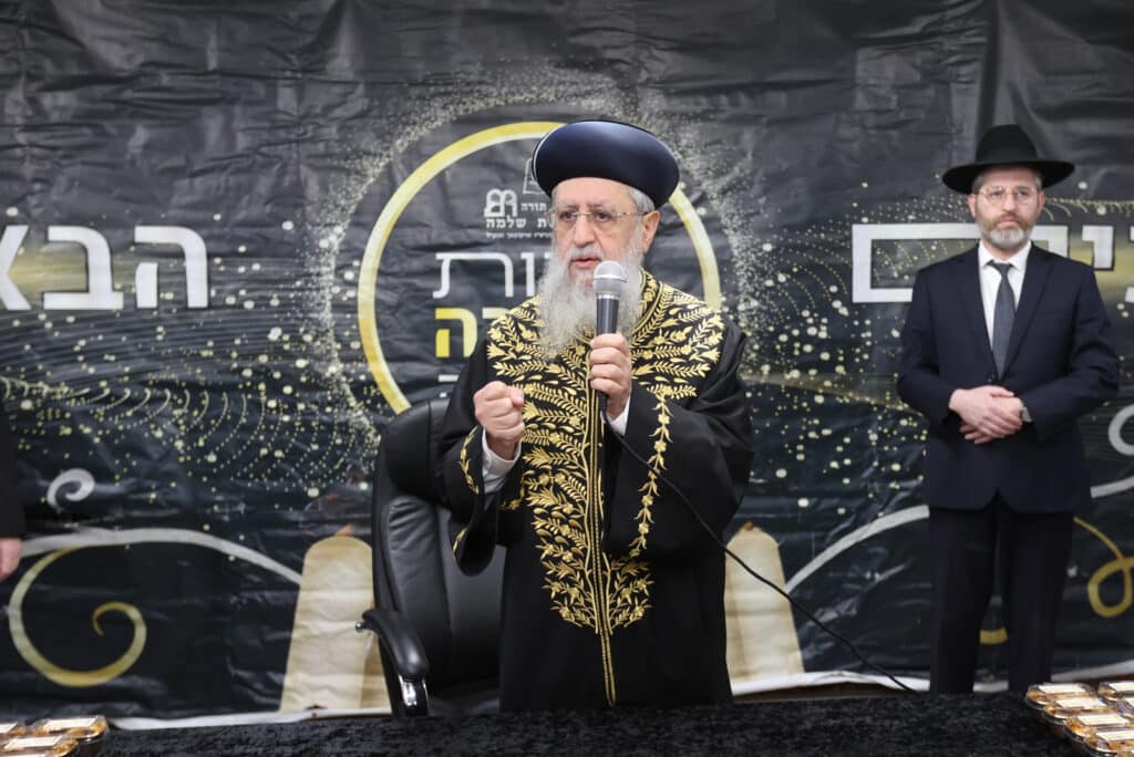 גלריה: הראשון לציון חילק פירות לילדי החינוך העצמאי