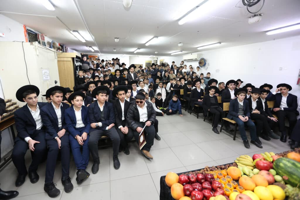 גלריה: הראשון לציון חילק פירות לילדי החינוך העצמאי