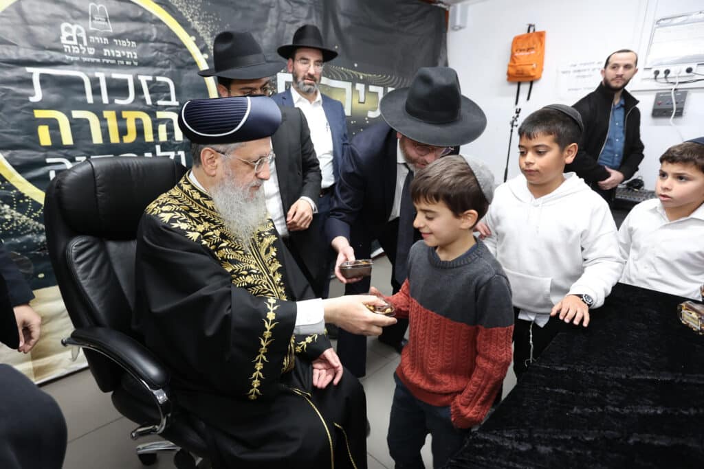 גלריה: הראשון לציון חילק פירות לילדי החינוך העצמאי