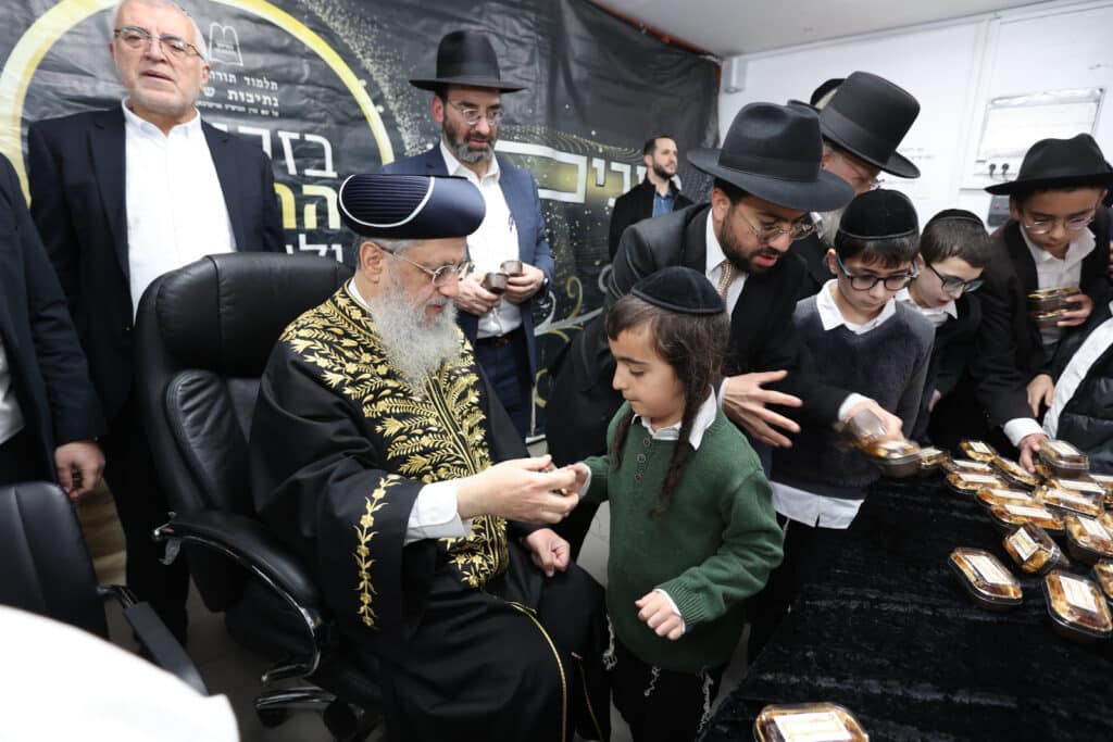 גלריה: הראשון לציון חילק פירות לילדי החינוך העצמאי