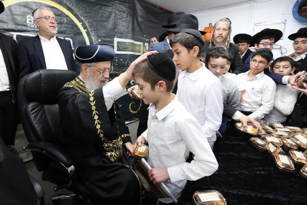 גלריה: הראשון לציון חילק פירות לילדי החינוך העצמאי