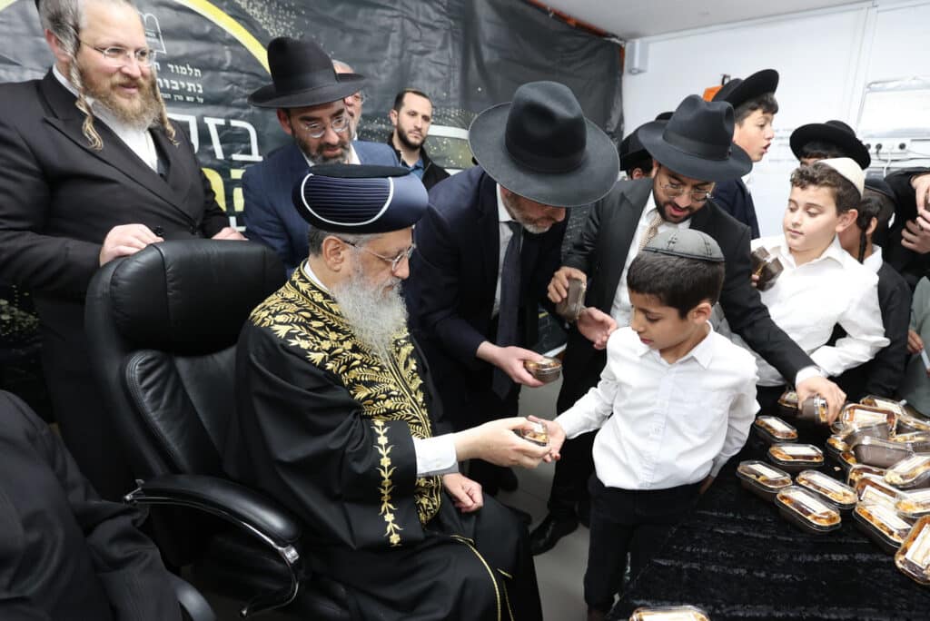 גלריה: הראשון לציון חילק פירות לילדי החינוך העצמאי