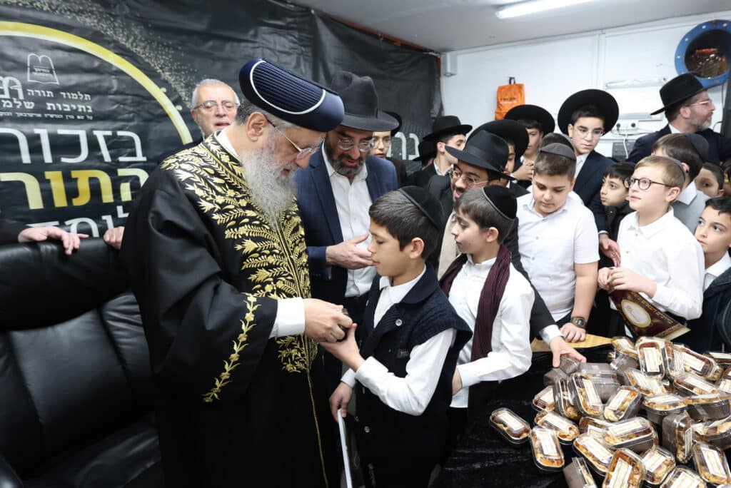 גלריה: הראשון לציון חילק פירות לילדי החינוך העצמאי