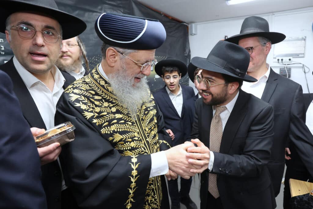 גלריה: הראשון לציון חילק פירות לילדי החינוך העצמאי