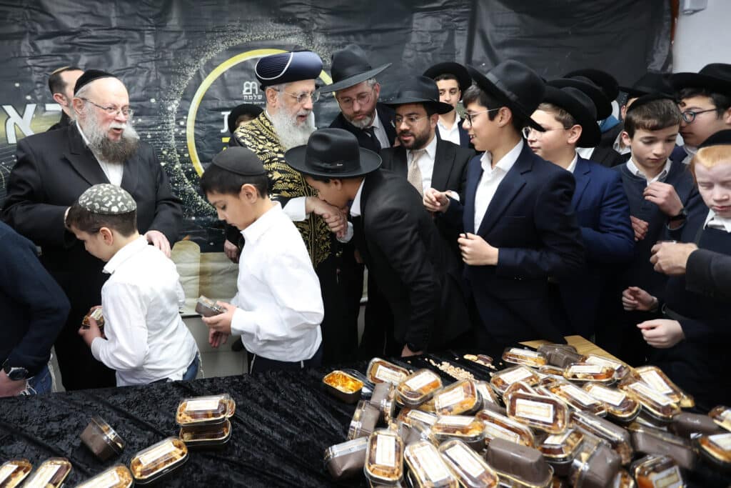 גלריה: הראשון לציון חילק פירות לילדי החינוך העצמאי