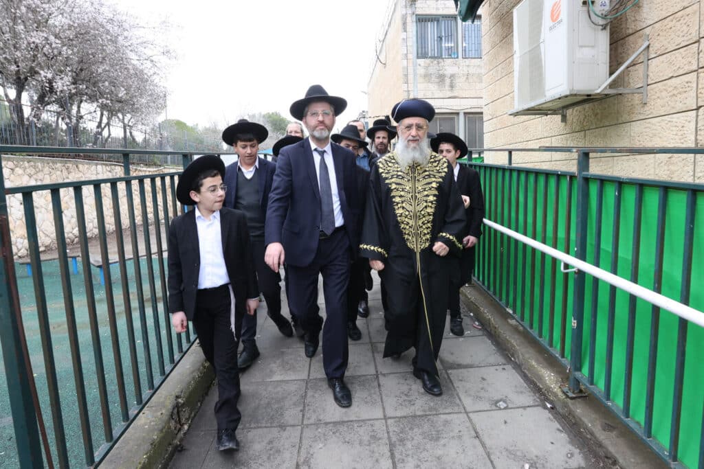 גלריה: הראשון לציון חילק פירות לילדי החינוך העצמאי