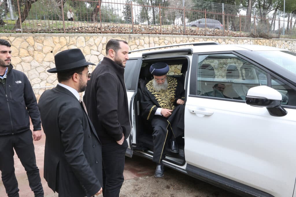 גלריה: הראשון לציון חילק פירות לילדי החינוך העצמאי