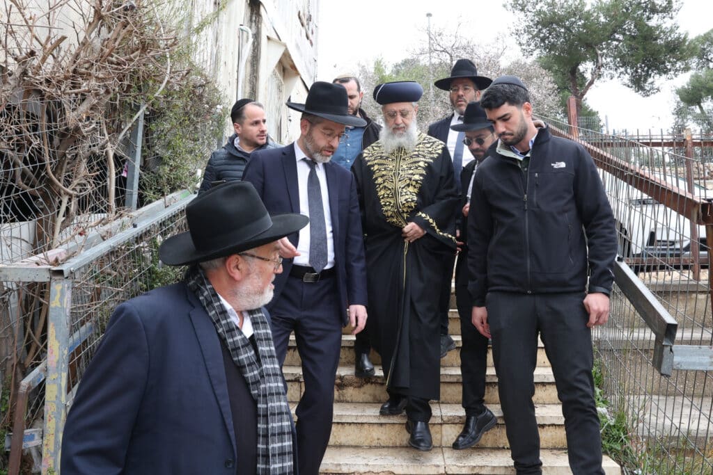 גלריה: הראשון לציון חילק פירות לילדי החינוך העצמאי