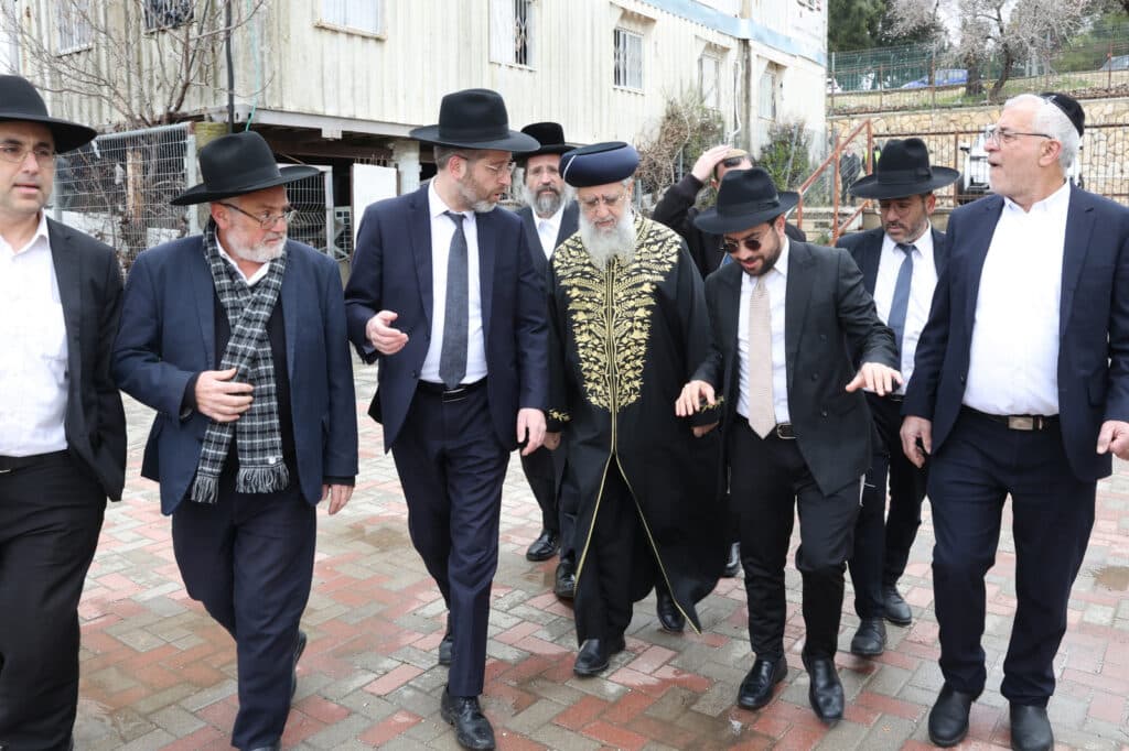 גלריה: הראשון לציון חילק פירות לילדי החינוך העצמאי